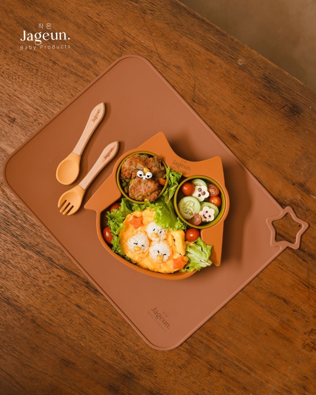 Close-up piring silikon bentuk rumah di atas placemat Jageun