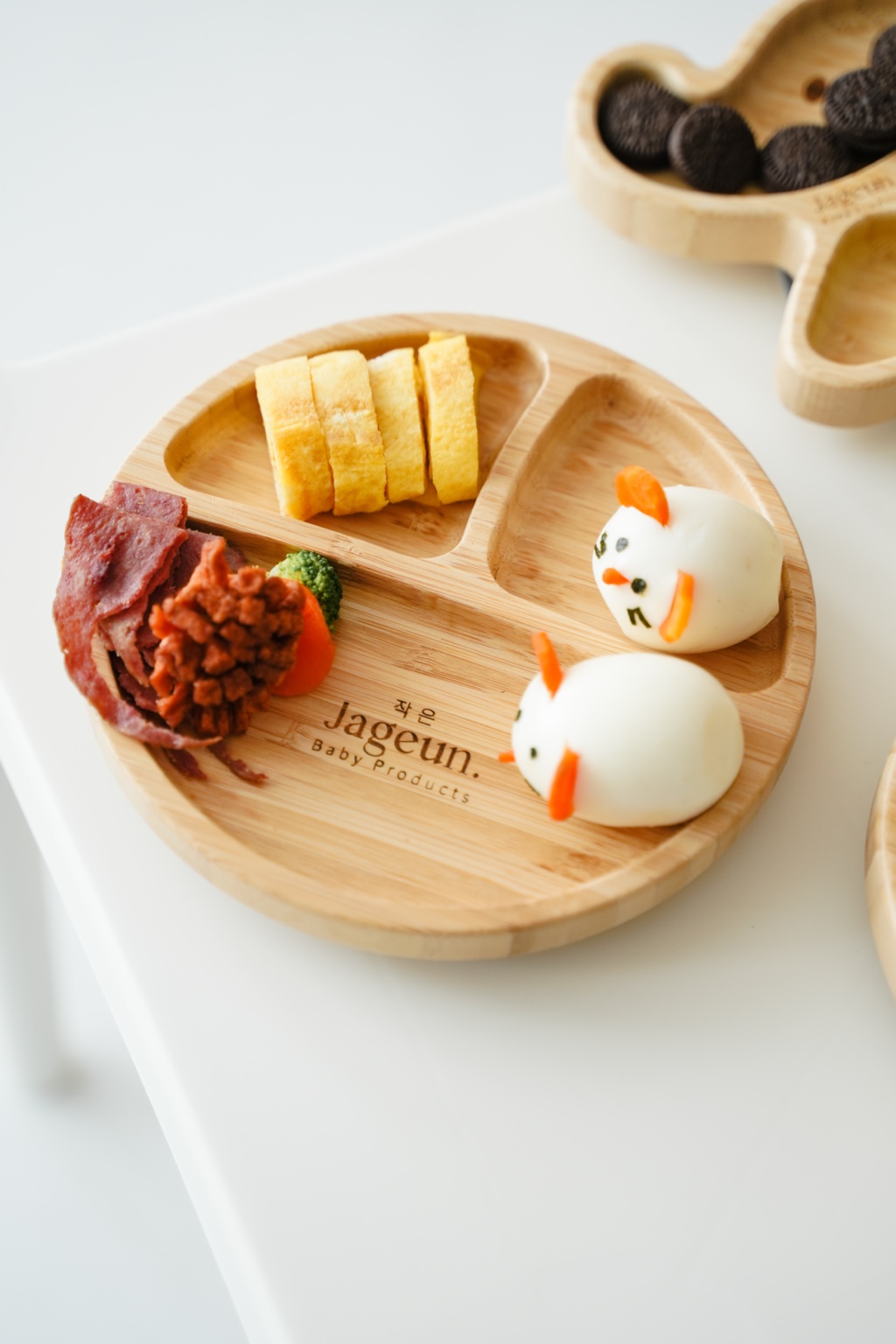 Piring kayu Jageun dengan plating makanan