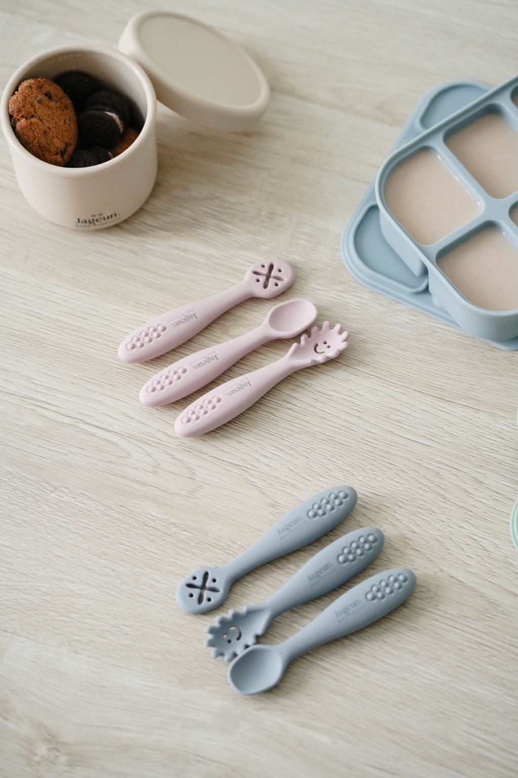 Set sendok bayi Jageun di meja